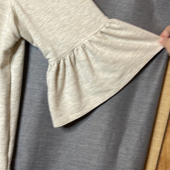 Ruffle 1/2-3/4 sleeve blouse very soft - Picture 2 of 2